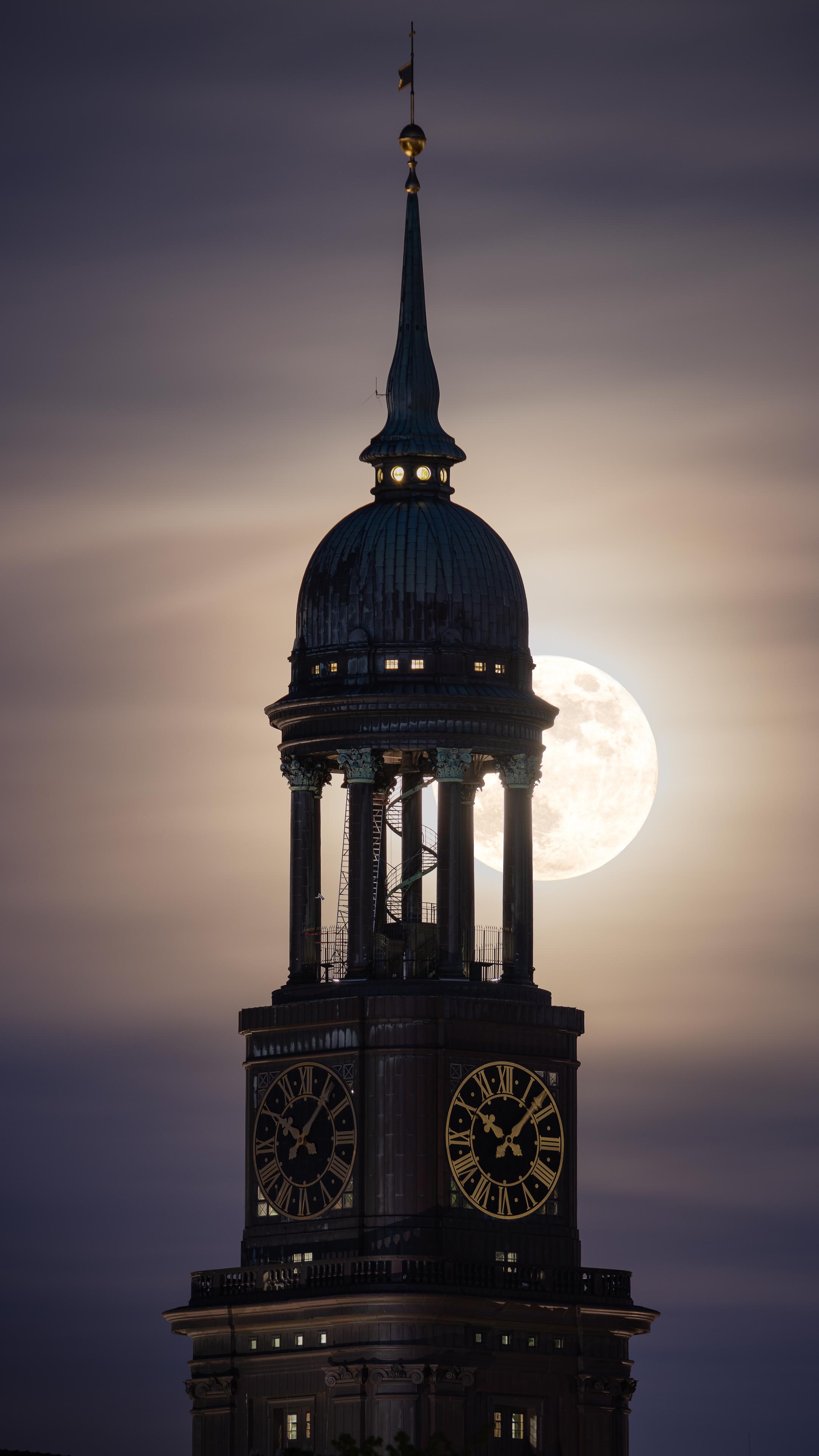 
Last day in 2020 to see the super moon. I was lucky to have special conditions
