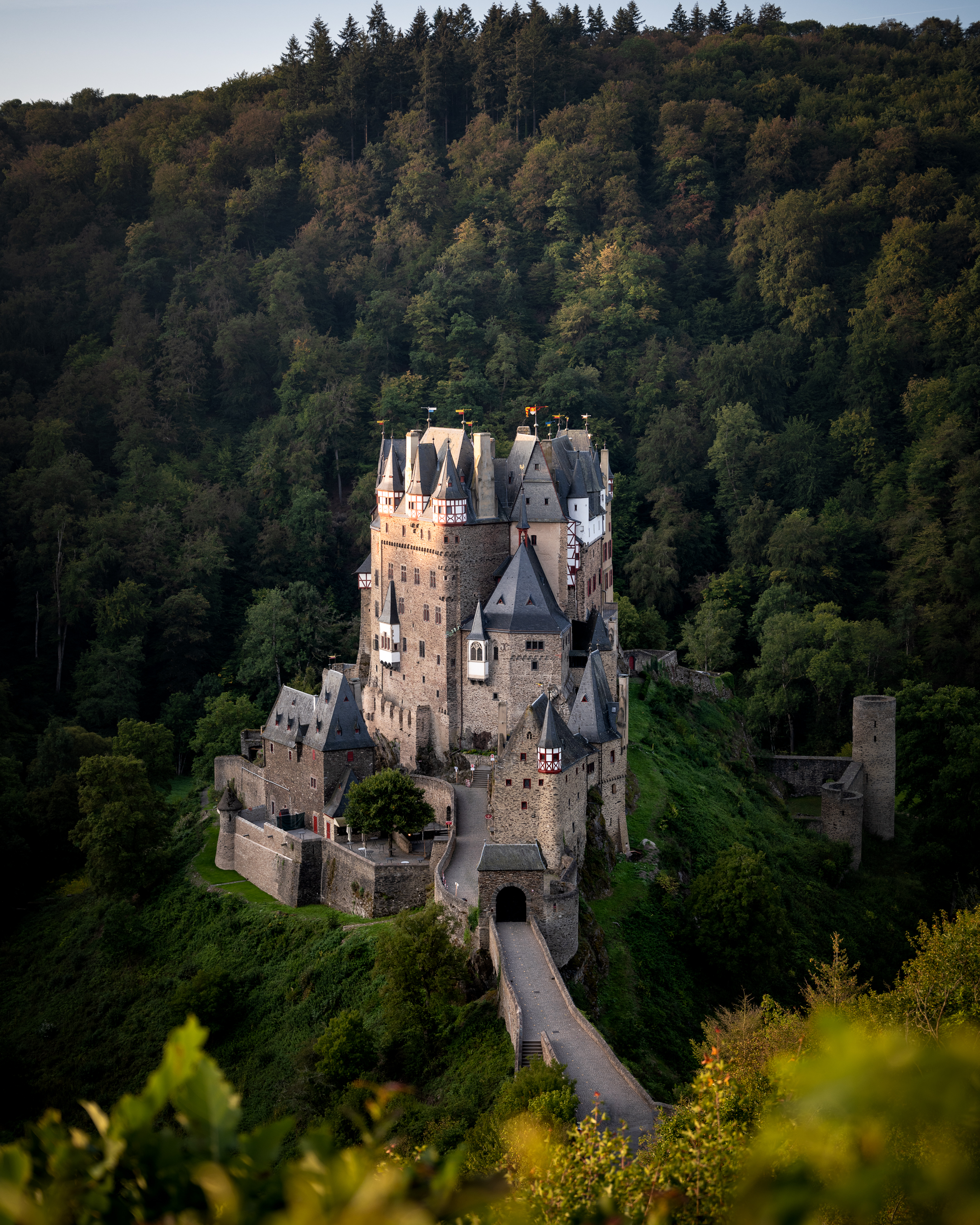 
During my summer road trip in 2020 I visited one of Germanys most known castles Burg Eltz.
